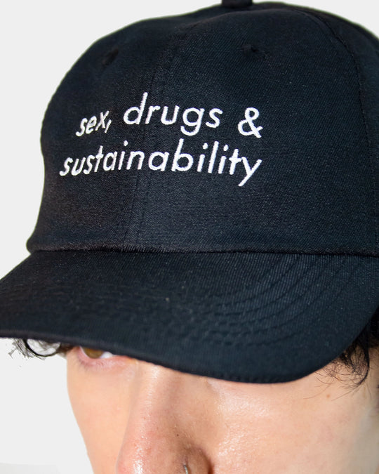 SEX, DRUGS & SUSTAINABILITY RECYCLED CAP BLACK