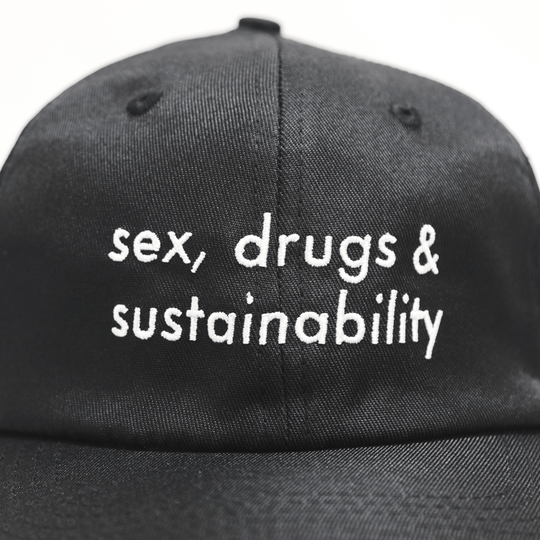 SEX, DRUGS & SUSTAINABILITY RECYCLED CAP BLACK