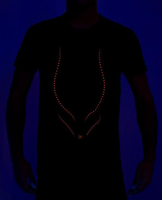 MENS TRIBAL GIGA T-SHIRT.
