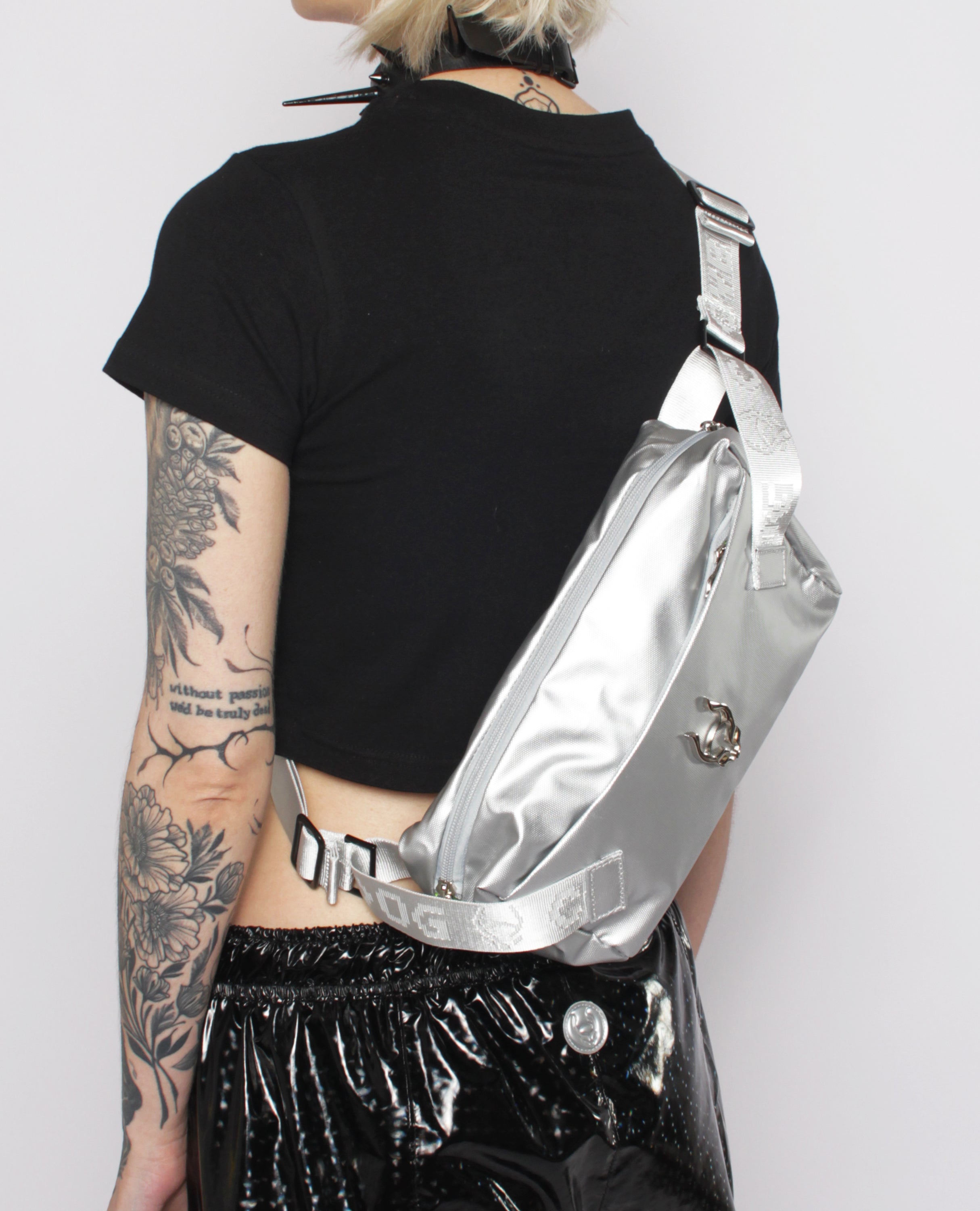 LOGO SLING BAG – Cyberdog