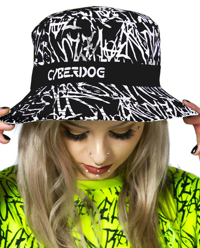 RAVELUTION BUCKET HAT.