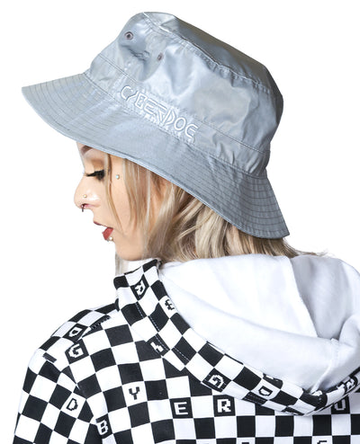 REFLECTIVE BUCKET HAT.