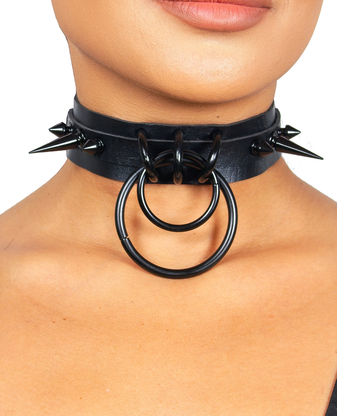 SPIKED DOUBLE RING COLLAR.