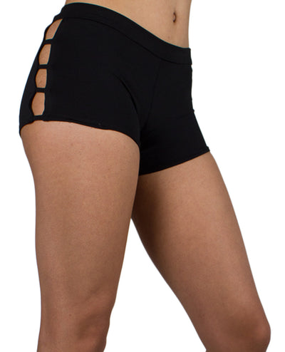 STRINGED HOTPANTS.