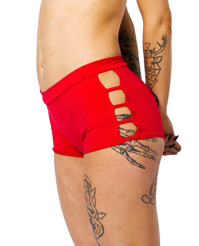STRINGED HOTPANTS.